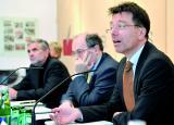 "Brauchen eine saubere Lösung." IKG-Präsident Ariel Muzicant (Mitte) mit dem Verfassungsrechtler Walter Berka (l.) und dem Rechtsanwalt Thomas Höhne (r.). Foto: ap