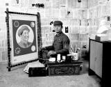 Ein kunstpolitischer Blick auf Süd- und Zentralasien und die ewige Frage nach der Identität – Gonkar Gyatso: "My Identity", 2003. Foto: Gonkar Gyatso and Rossi & Rossi Ltd., London