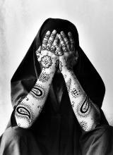 Wie weiblich ist das Ornament in der Kunst? Im Bild: Shirin Neshats Werk "Stripped" (1995). Foto: Shirin Neshat