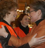 Claudia Schmied freut sich über Sabine Haag.