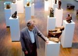 Rudolf Leopold in der von Gustav Peichl konzipierten Skulpturenstraße. Foto: Leopold Museum