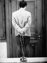 Nam June Paik in Aktion: In Kürze wird die noch unbeschädigte Geige zerstört. Foto: Manfred Montwé