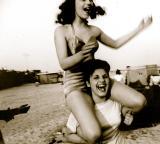 Vergnügt auf Coney Island: Sid Grossmans lebendiges Foto von 1947. Foto: Miriam Grossman Cohen/H. Greenberg Gallery