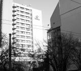 Verdankt sich den Olympischen Winterspielen von 1964: Ein klotziger Hotelturm bei der Triumphpforte.
