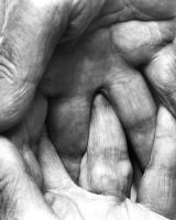 John Coplans: Interlocking Fingers No. 6 (1999). Foto: Albertina Wien/Coplans/Peter Ertl