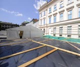 Am Dach des Speichers der Albertina wird der Grund für den Wassereintritt untersucht.