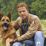 Der Schauspieler Kaspar Capparoni (alias Commissario Lorenzo Fabbri) und Schäferhund Henry („Rex III“)