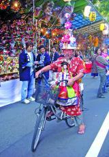 Art brut auf Japanisch: Eijiro Miyama kostümiert sich als lebende Skulptur und fährt auf dem Fahrrad auf den Straßen von Yokohama. Foto: Collection de l’Art Brut, Lausanne, Schweiz