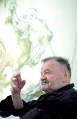 Alfred Hrdlicka vor einer Zeichnung seiner Ausstellung "Der Titan und die Bühne des Lebens", die er im letzten Jahr im Künstlerhaus in Wien präsentierte. Foto: epa