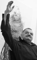 Alfred Hrdlicka vor einer seiner Zeichnungen.  Foto: APA/ Helmut Fohringer 