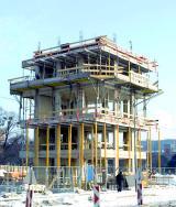 Der Turm, neuer Blickfang des "20er Hauses", hat seine volle Höhe erreicht. Foto: Koller