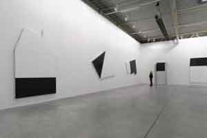 Foto: Ulrich Ghezzi, Galerie Ropac Artikelbild: Mehr Zweckbau als White Cube: Die neue "Multifunktionshalle" der Galerie Ropac - mit neuen Arbeiten von Imi Knoebel an den Wänden. - Foto: Ulrich Ghezzi, Galerie Ropac