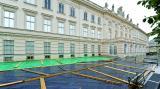 Schutzplanen über dem Tiefspeicher der Albertina: Ein Bild vom Juni 2009 nach starken Regenfällen. Foto: apa