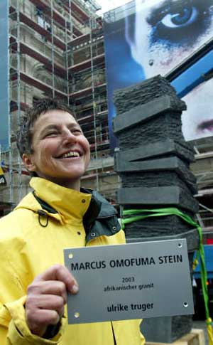 Foto: APA/Pfarrhofer Artikelbild: 2003 platzierte Ulrike Truger ihren Gedenkstein - momentan ist ihr nicht mehr nach Lachen zumute. - Foto: APA/Pfarrhofer