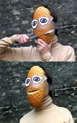 Artikelbild: Von wegen "Mit Essen spielt man nicht!": "Brot oder Leben"  von Johannes Deimling.    - Foto: BBB Johannes Deimling, BREAD or ALIVE, 2004 © VBK, Wien 2010