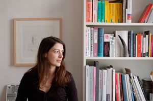 Foto: derStandard.at Artikelbild:
Judith Fegerl in ihrem Arbeitsraum im zweiten Wiener Gemeindebezirk: "Meine Recherchen bestehen aus Schmierzetteln und Telefonnummern."
- Foto: derStandard.at