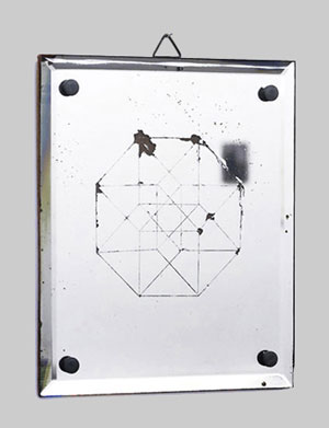 Foto: Heiner Franzen Artikelbild:
Follow the White Rabbit (2009): ein Würfel, auf
einen alten Spiegel eingraviert, dienst als Schnittstelle zwischen Mensch und vierter Dimension.
- Foto: Heiner Franzen