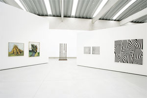 Foto: Museum Liaunig Artikelbild: Von Tageslicht dominierte Ausstellungshalle: Einblick in "Tradition und
Avantgarde" mit Arbeiten von Franz Grabmayr, Gerhard Moswitzer,
Hildegard Joos, Helga Philipp (von li. nach re.). - Foto: Museum Liaunig