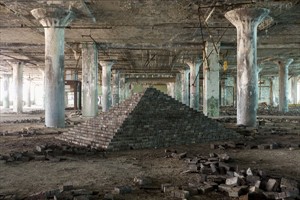 Artikelbild: "Ziggurat" (2007-2008): Künstler Scott Hocking hat in den Ruinen einer
vor 20 Jahren stillgelegten Fabrik Millionen Parkettholzstäbe gefunden
und zu einer pyramidalen Skulptur geschichtet. - Foto: Hillberry Gallery
