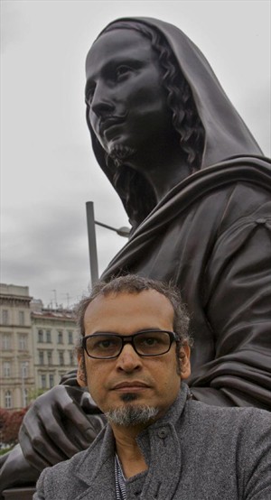 Artikelbild: Subodh Gupta vor seiner Skulptur "Et tu, Duchamp?"  - Foto: Newald
