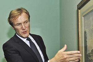 Foto: APA/Neubauer Artikelbild: Hat aufgrund finanziell angespannter Zeiten kein Ankaufbudget mehr und hofft daher auf Schenkungen zugunsten seines Hauses, das er bis 2020 leiten will: Albertina-Direktor Klaus A. Schröder.
Zur Person: Klaus Albrecht Schröder, geboren 1955 in Linz, gründete das Kunstforum und ist seit 1999 Albertina-Chef. Sein Vertrag läuft bis Ende 2014. - Foto: APA/Neubauer