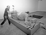 Destroy! 
Der US-Künstler Mike Bouchet bei der Arbeit im neuen Bawag Contemporary.
 Selbiger Aggressionsabbau ist hier in der nächsten Zeit auch dem 
Publikum gestattet. Foto: O. O.