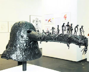 Artikelbild: Die tiefschwarze Seele des Ateliers van Lieshout ("Course of Life" , 
2009) führt Ursula Krinzinger in ihrem großen Messestand vor, eine 
Kooperation mit den Berliner Galerien Baudach und Carlier Gebauer. - Foto: Reed Exhibitions