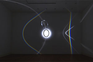 Foto: Eliasson Artikelbild: Round Rainbow, Eliassons variable Stahl-Aluminium-Installation samt Lapme aus dem Jahr 2005. - Foto: Eliasson
