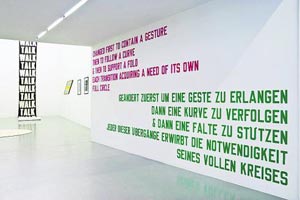 Artikelbild: Künstler, die Blickwinkel des Filmischen integrieren: Lawrence Weiners "Full Circle (Cat. #843)" in der Galerie Mezzanin. - Foto: Karl Kühn 