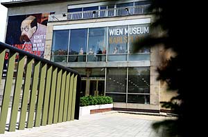 Foto: DER STANDARD/Heribert Corn Artikelbild: Der Haerdtl-Bau am Karlsplatz muss in den nächsten Jahren generalsaniert werden - Nach dem Auszug des Wien-Museums soll er weiter als Ausstellungsstätte genutzt werden - Foto: DER STANDARD/Heribert Corn