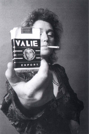 Foto: Valie Export Artikelbild: Valie Export verstörte 1968 mit ihren Aktionen: Man durfte im Tapp-
und Tastkino ihre Brüste berühren. Und sie führte Peter Weibel an
der Leine durch Wien (Aus der
Mappe der Hundigkeit). - Foto: Valie Export