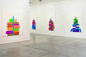 Artikelbild: In der Galerie Nikolaus Ruzicska zeigt Christian Hutzinger vielfältige Variationen des gleichen Motivs auf weißem, mit dem Hintergrund nahezu verschmelzendem Grund. - Foto: Galerie Ruzicska