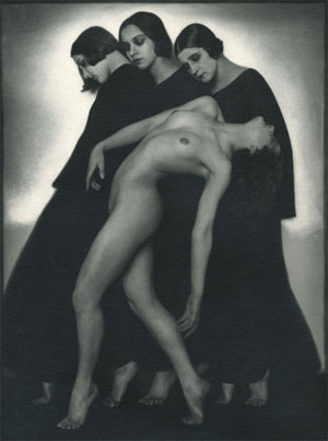 Foto: J. Faber Artikelbild: Tutuloses Ballett: 1925 fotografierte Koppitz Tänzerinnen der
Staatsoper. Die "Movement Study" ist eine Ikone der klassischen
Moderne. - Foto: J. Faber