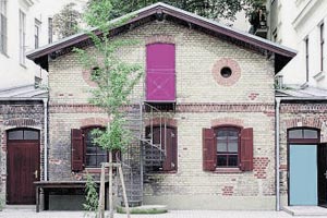Foto: k-r-a-s Artikelbild: 140 Quadratmeter Ausstellungsfläche und unter dem Giebel ein kleines Büro: Kunstraum am Schauplatz - Foto: k-r-a-s