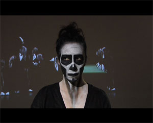 Artikelbild: Zu sehen in der Ausstellung "Begegnungen in relationaler Geografie": Isa Rosenbergers Videoinstallation "Totentanz. Eine Probe" - Foto: Isa Rosenberger