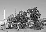 Die 
Skulptur "The Morning Line" von Matthew Ritchies (Künstler) 
und Aranda\Lasch and Arup AGU (Architekten) am Eminönü-Platz an der 
Galata-Brücke in Istanbul. Foto: Murat Durusoy/TBA21, 2010