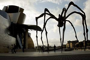 Foto: Reuters/Vincent West Artikelbild: Eine der "Mamans" vor dem Guggenheim in Bilbao. - Foto: Reuters/Vincent West