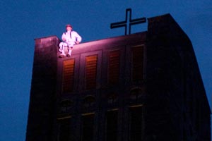 Foto: Novak Artikelbild: Pause am Kirchturm vor dem vertikalen Spaziergang. - Foto: Novak