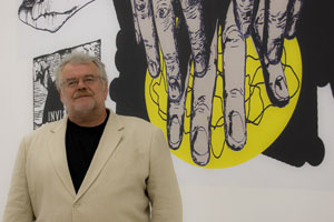 Artikelbild: Anpackende Leidenschaft für Kunst: Alois Bernsteiner (hier vor einer 
Arbeit der Ausstellung "Manifest"  von Thomas Feuerstein) ist seit den 
1970er-Jahren mit dem Sammlervirus infiziert. - Foto: Martin Vesely