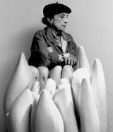 Referenzpunkt der Gegenwartskunst: Louise Bourgeois, hier mit
ihrer Skulptur "Eye to Eye, 1970". Foto: AP/Guggenheim Museum