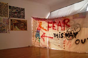 Foto: Akademie Graz Artikelbild: Die Zeltinstallation von Delaine Le Bas enthält die Artikel der
Menschenrechtskonvention. - Foto: Akademie Graz