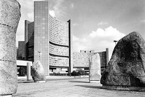 Foto: Bechtold Artikelbild: 1987 wurde die Skulptur vor dem Austria Center neben der Uno-City aufgestellt. - Foto: Bechtold