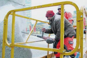 Foto: Bechtold Artikelbild: Im Jänner 2010 bohrte man die Steine an. - Foto: Bechtold