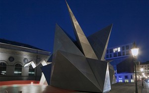 Artikelbild: Kampfansage an das Mittelmaß: Der temporäre Opera Space von 
Coop Himmelb(l)au ist alles andere als ein langweiliges Provisorium. Die
 spitzen Spikes sind nicht nur sehr spitz, sondern auch gut für die 
Akustik.  - Foto: Markus Pillhofer