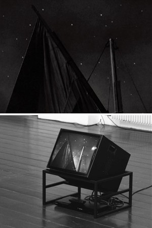 Artikelbild: Excerpt (Lifeboat) (2009): minimale Bewegungsabläufe und 
atmosphärisches Beiwerk. Unten: Installationsansicht.
&nbsp; - Foto: Nadim Vardag
