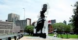 Sichtbare Stadtgeschichte: "The Fire Walker" verweist in 
Johannesburg auf Feuerträgerinnen, die einst Glutstücke sammelten. Foto:
 Lerch