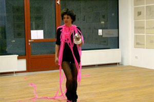 Foto: D. Zimmermann Artikelbild: Performance von Francisca Benitez im März 2009 im nadaLokal in der
Reindorfgasse. - Foto: D. Zimmermann