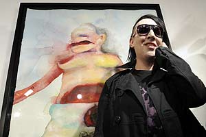 Foto: APA/HANS KLAUS TECHT Artikelbild: Marilyn Manson posiert vor seinem Gemälde "Elizabeth Short as Snow White, You're sure you will be comfortable?" - Foto: APA/HANS KLAUS TECHT