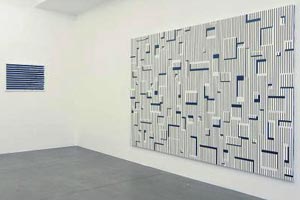 Artikelbild: Durchkomponierte Systemfehler von Esther Stocker: Ansicht der Ausstellung in der Galerie Krobath.
&nbsp; - Foto: W. Woessner