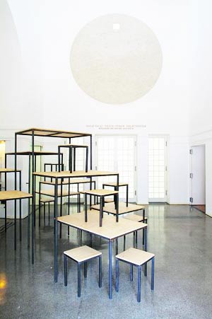 Foto: Secession / W. Thaler Artikelbild: Stufe um wackelige Stufe die Künstlerkarriere erklimmen? Arbeit von Eva Kotatkova im Foyer der Secession. - Foto: Secession / W. Thaler